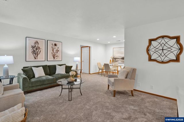 820 E 3rd St, Molalla, OR 97038