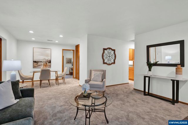 820 E 3rd St, Molalla, OR 97038