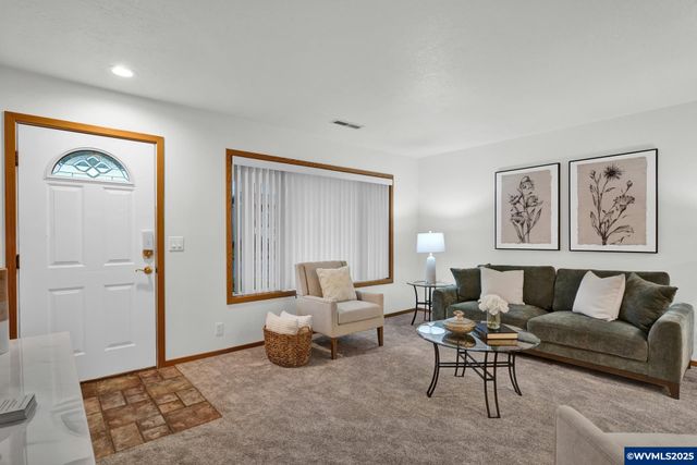 820 E 3rd St, Molalla, OR 97038