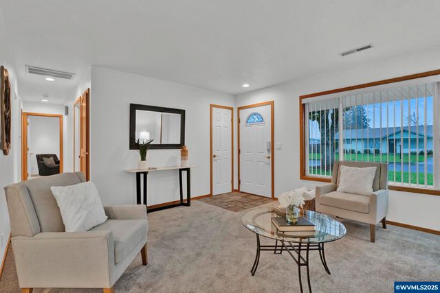 820 E 3rd St, Molalla, OR 97038