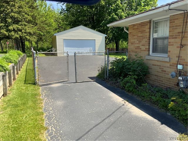 4959 Sunset Drive, Lockport Town, NY 14094