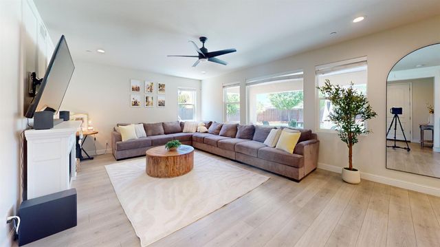4387 N Cresta Avenue, Fresno, CA 93723