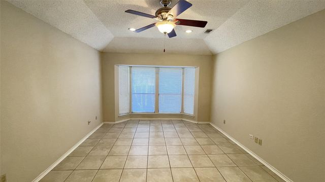 6119 Kingswood Drive, Arlington, TX 76001