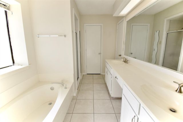 6119 Kingswood Drive, Arlington, TX 76001