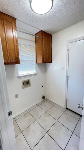 6119 Kingswood Drive, Arlington, TX 76001