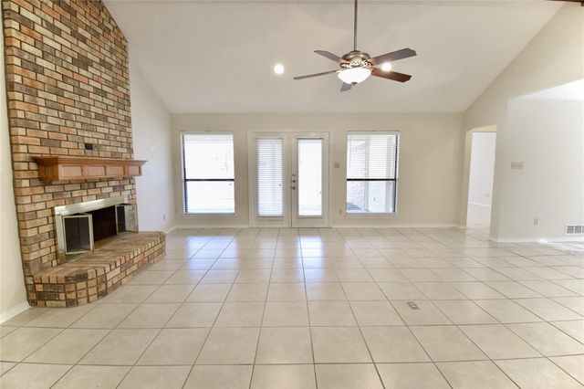 6119 Kingswood Drive, Arlington, TX 76001