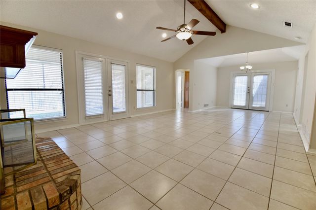 6119 Kingswood Drive, Arlington, TX 76001