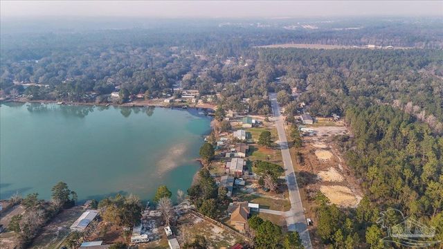 8025 Twin Lake Dr, Milton, FL 32583