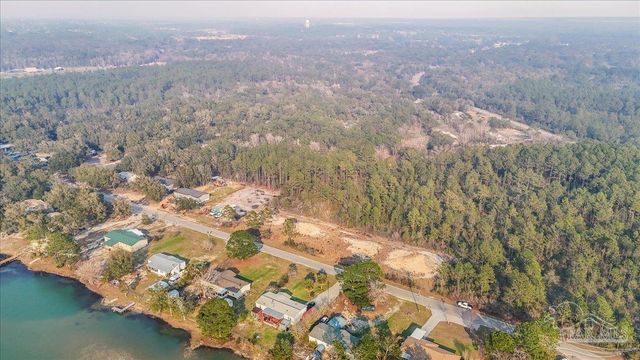 8025 Twin Lake Dr, Milton, FL 32583