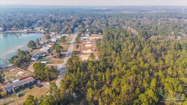 8025 Twin Lake Dr, Milton, FL 32583