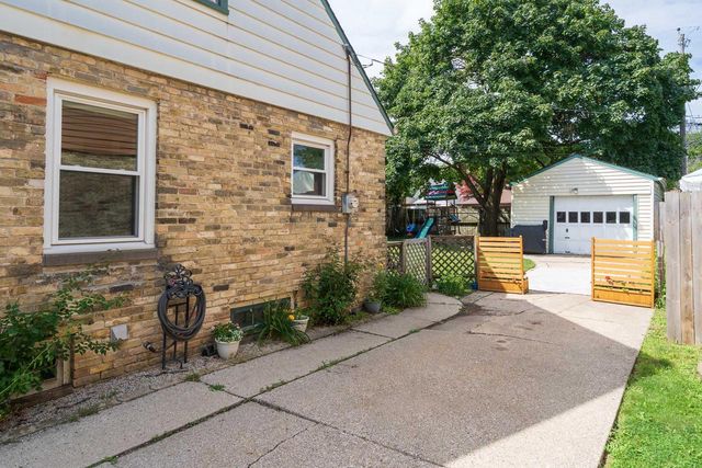 2902 E Allerton AVENUE, Saint Francis, WI 53235