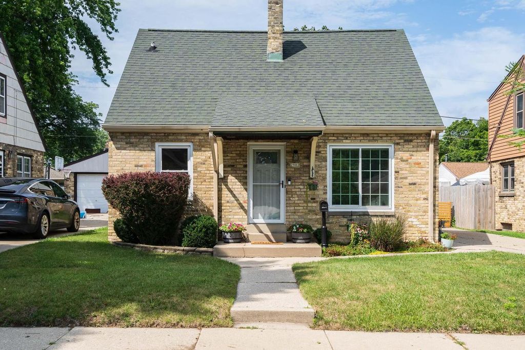 2902 E Allerton AVENUE, Saint Francis, WI 53235