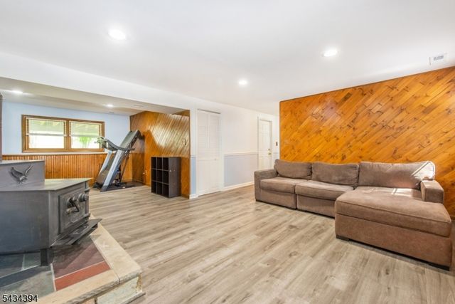 42 Summit Rd, Jefferson Twp., NJ 07438
