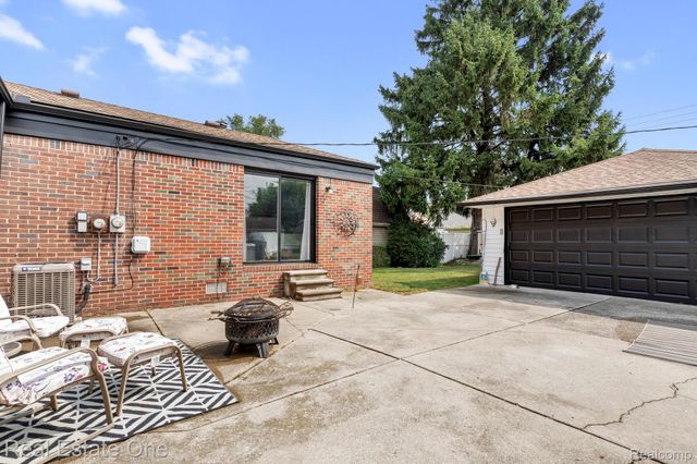 9381 Fox Avenue, Allen Park, MI 48101