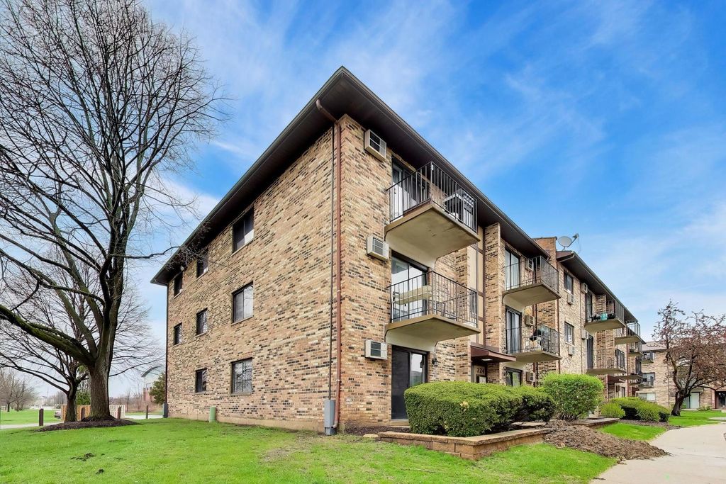 324 Klein Creek Court A, Carol Stream, IL 60188