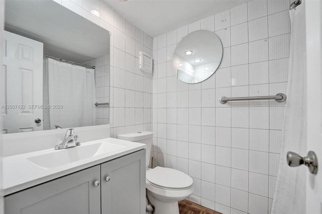 455 Paradise Isle Blvd 104, Hallandale Beach, FL 33009