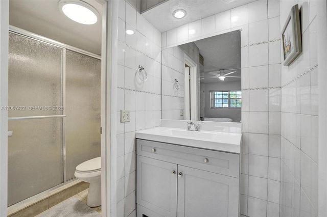 455 Paradise Isle Blvd 104, Hallandale Beach, FL 33009