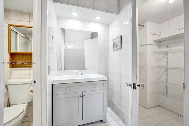 455 Paradise Isle Blvd 104, Hallandale Beach, FL 33009