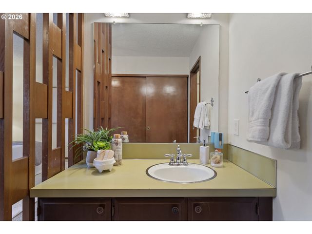 2816 Sw PLUM Ct, Portland, OR 97219
