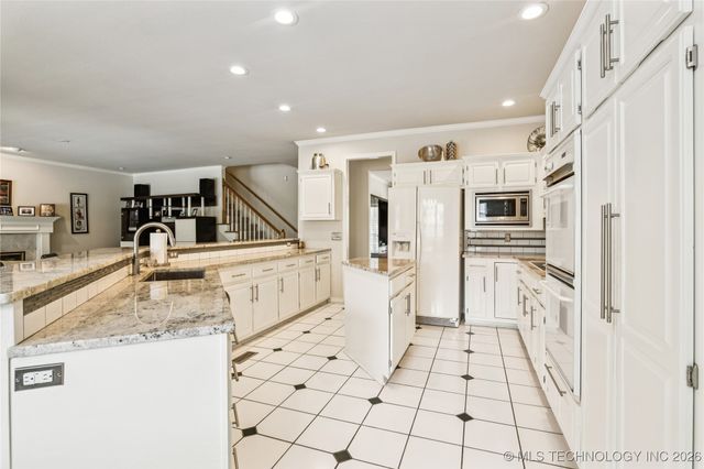 10230 S Hudson Place, Tulsa, OK 74137