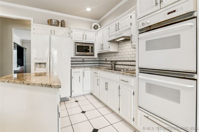 10230 S Hudson Place, Tulsa, OK 74137