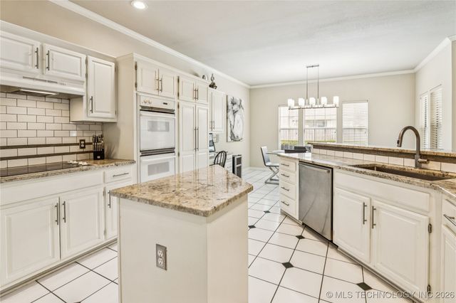 10230 S Hudson Place, Tulsa, OK 74137