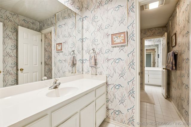 10230 S Hudson Place, Tulsa, OK 74137