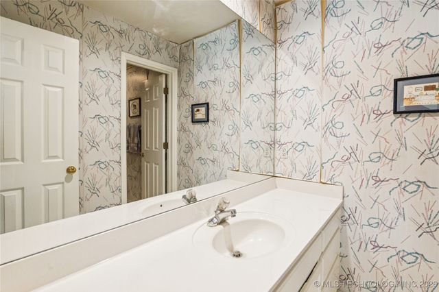 10230 S Hudson Place, Tulsa, OK 74137