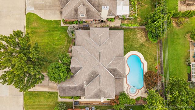 10230 S Hudson Place, Tulsa, OK 74137