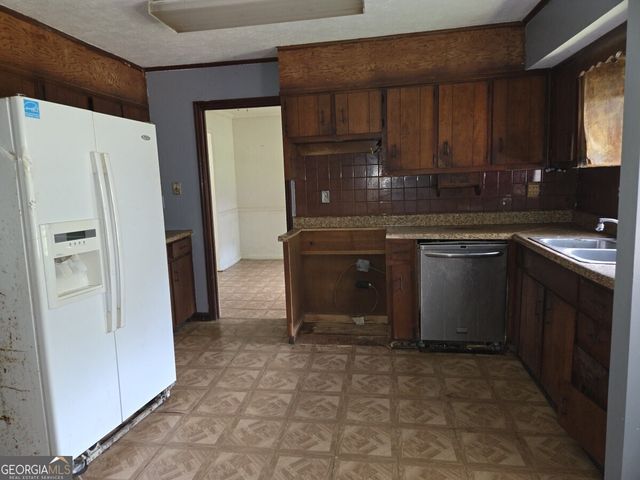556 Greenview Avenue SE, Conyers, GA 30094