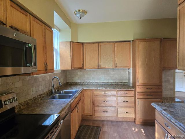812 Academy Road, Holly, MI 48442