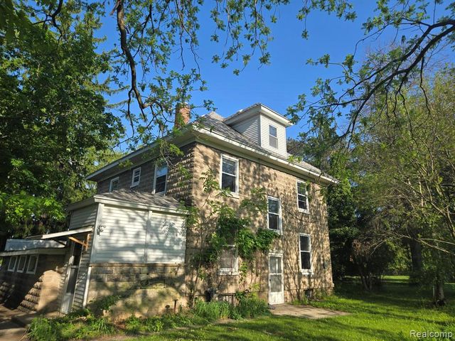 812 Academy Road, Holly, MI 48442