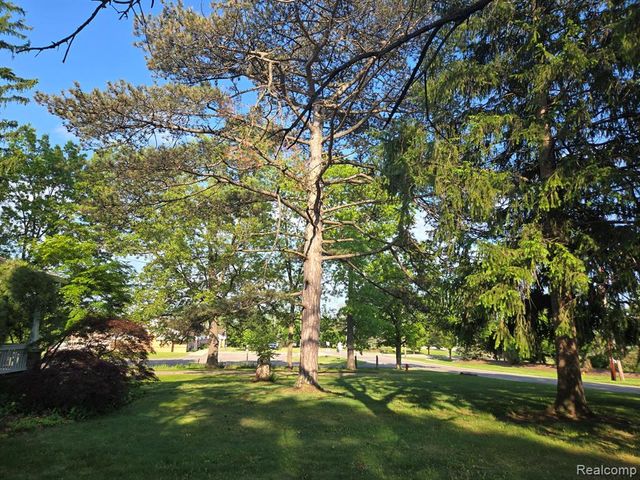 812 Academy Road, Holly, MI 48442