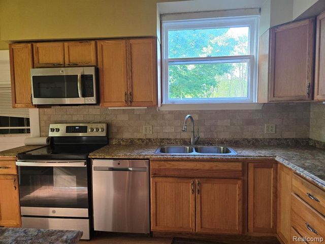 812 Academy Road, Holly, MI 48442
