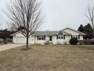 62 E Sedgemeadow STREET, Elkhorn, WI 53121