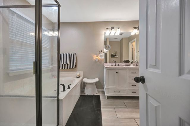 102 Lakeway Lane, Justin, TX 76247