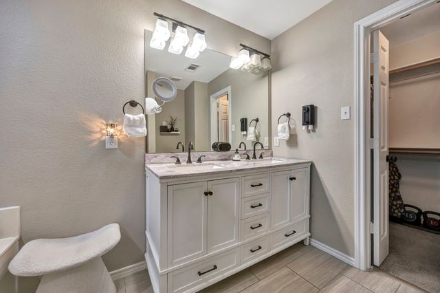 102 Lakeway Lane, Justin, TX 76247