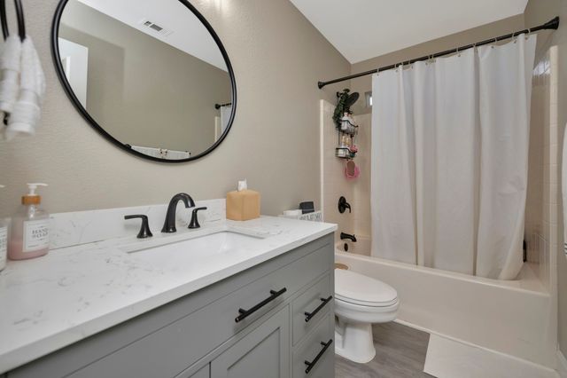 102 Lakeway Lane, Justin, TX 76247