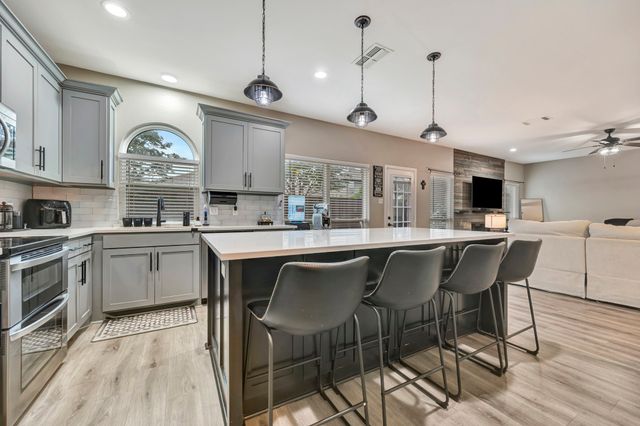 102 Lakeway Lane, Justin, TX 76247