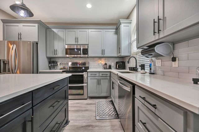 102 Lakeway Lane, Justin, TX 76247