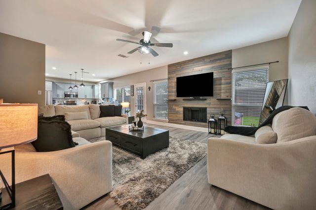 102 Lakeway Lane, Justin, TX 76247
