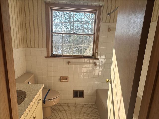 616 Edgewood Rd, Forest Hills Boro, PA 15221