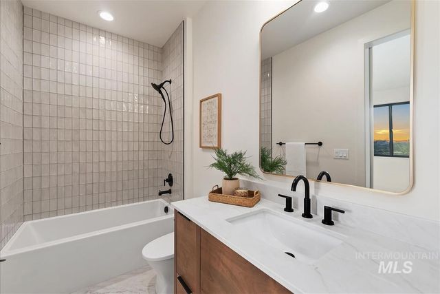 8085 Quail Hollow Dr, Middleton, ID 83644