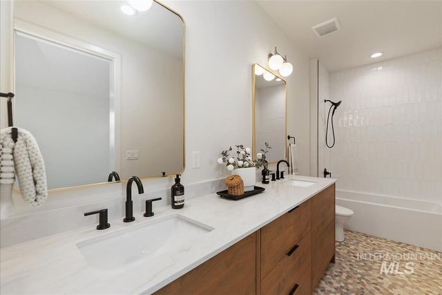 8085 Quail Hollow Dr, Middleton, ID 83644