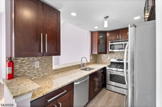 111 Riverwalk Way, Clifton City, NJ 07014