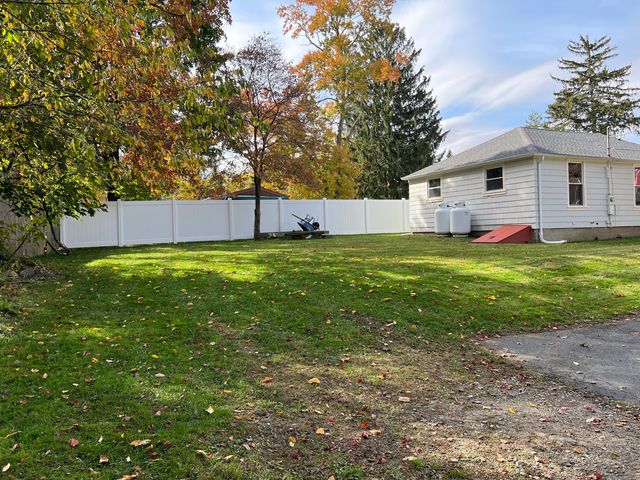 16 Crestwood Road, Coventry, CT 06238