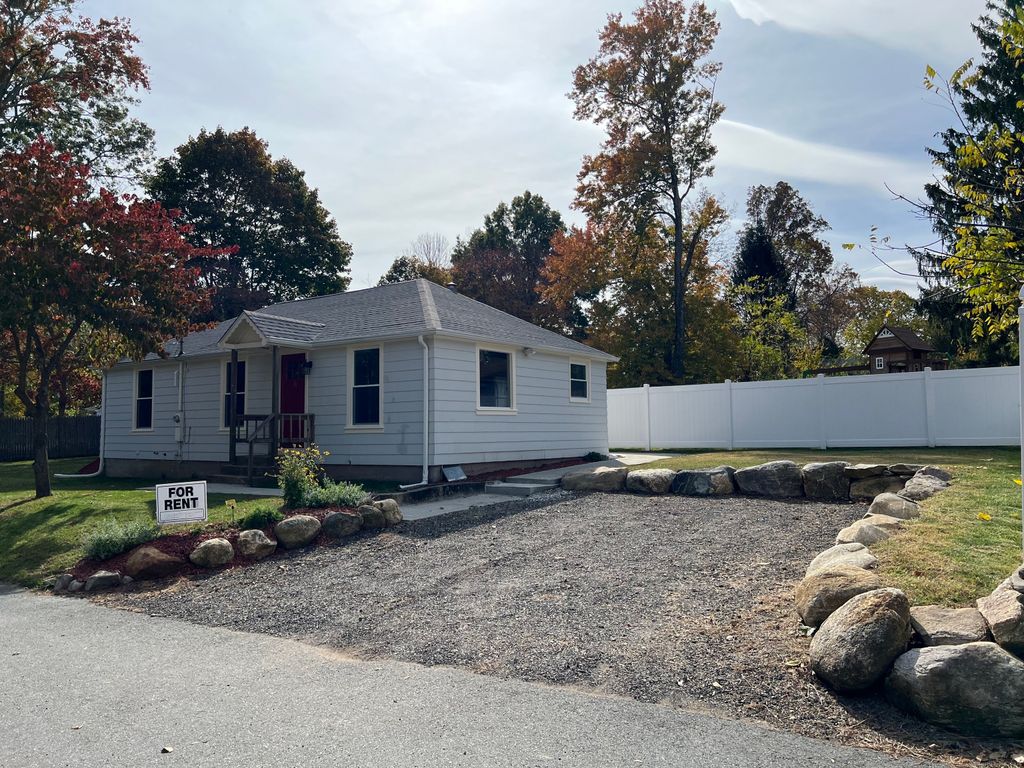 16 Crestwood Road, Coventry, CT 06238