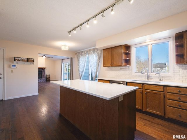 6410 N TAMMARACK Lane, Peoria, IL 61615