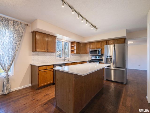 6410 N TAMMARACK Lane, Peoria, IL 61615