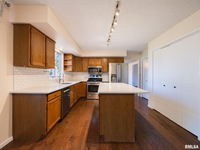 6410 N TAMMARACK Lane, Peoria, IL 61615